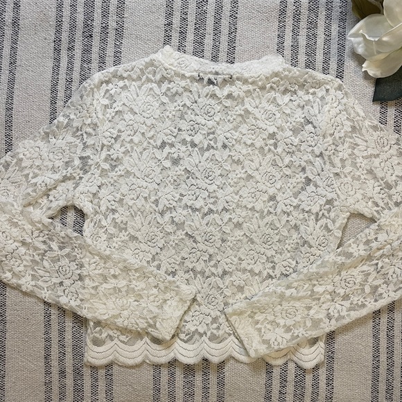 𝚕𝚘𝚗𝚐 𝚜𝚕𝚎𝚎𝚟𝚎 𝚕𝚊𝚌𝚎 𝚌𝚛𝚘𝚙 𝚝𝚘𝚙 🝮 𝚜𝚒𝚣𝚎 𝚖𝚎𝚍𝚒𝚞𝚖 - Picture 4 of 8